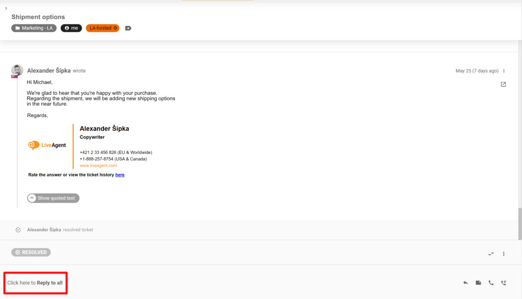 Een afbeelding met een wijziging in de locatie van de knoppen Antwoorden en Antwoorden op alles in het LiveAgent-systeem