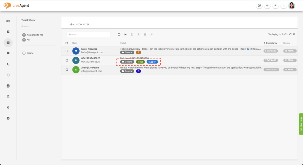 Afbeelding toont verschillende tags met betrekking tot een klantticket in de universele inbox