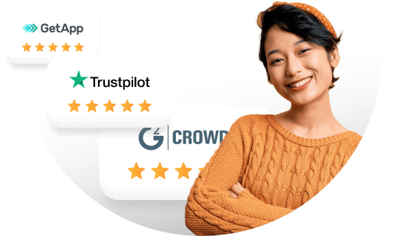 Glimlachende vrouw met beloningen naast haar.